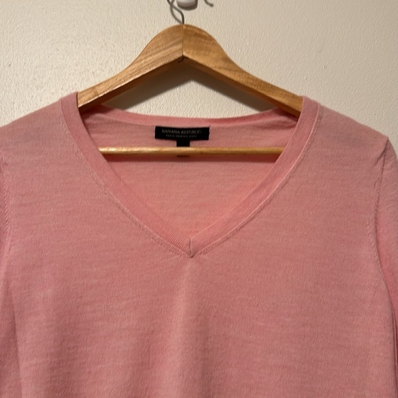 Banana Republic VNeck Sweater Womens Medium 100% Merino Wool Pink Girlcore Soft - Picture 3 of 10